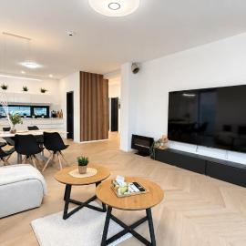 AC Family House with jacuzzi & garden, Miloslavov