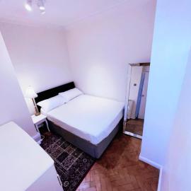 Small double bedroom in a bright flat near Heathrow & mins to River