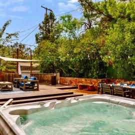 Red Rock Retreat with Amazing Patio and Hot Tub for family
