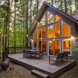 Cozy Mt Baker Cabin with Hot Tub, khách sạn ở Deming