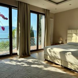 Exclusive private villa with panoramic lake view and pool use, hotel u gradu 'Gargnano'