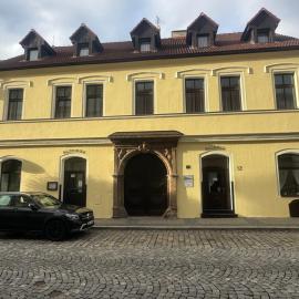 Hotel U Dvou medvídků, hotel a Chomutov
