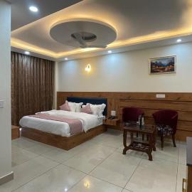 Hotel Aaradhya Grand & Restaurant, khách sạn ở Pathyar
