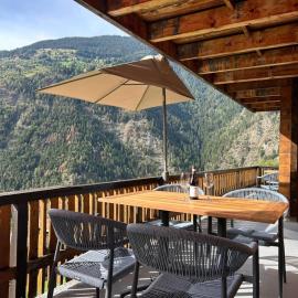 Chalet Mallum – Upper Apartment, hotel a Grengiols