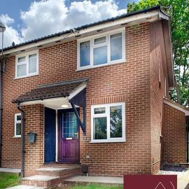 Lightwater - 1 Bedroom House - With Parking