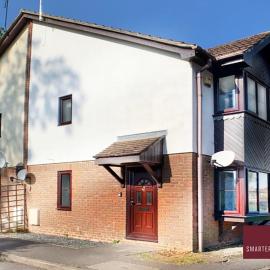 Wokingham - 2 Bed Stylish House, Central - Parking