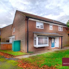 Wokingham - 2 Bedroom Maisonette - With Parking