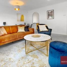 Wokingham - 2 Bedroom Maisonette - With Parking