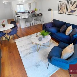 Knaphill - 2 Bedroom Terrace House - With Garden, Hotel in Brookwood