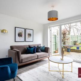 Knaphill Woking - 2 Bedroom House - With Garden，Brookwood的飯店