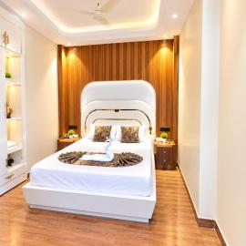 Ayansh palace near shree ram mandir ayodhya By Parht: Ayodhya şehrinde bir otel