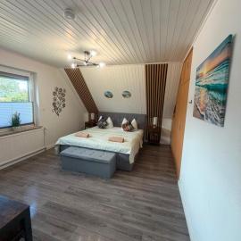 Nahe Kiel, Neues Ferienhaus an der Ostsee mit Sauna,Kamin und Garten,Parkplatz,5 Betten, 3 Schlafzimmer, מלון בOsdorf