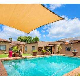 BnB on 99, hotel v destinaci Roodepoort