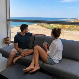 Mandarin Beachfront Apartment with Sea View Balcony