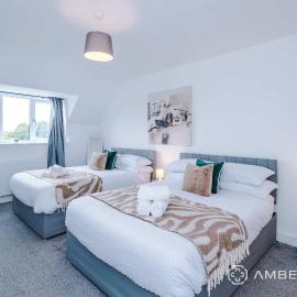 Spacious 3 Bed Home in Rotherham by Amber Stays - Perfect for Business & Contractors Sleeps 8 & FREE Parking