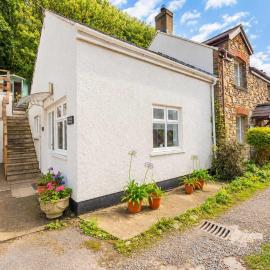Riverside Bothy In Heart of Scenic Harbour Village, hotel u gradu Solva