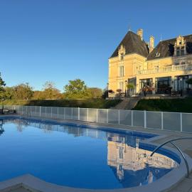 Appartement dans Château exceptionnel PISCINE -GOLF -TENNIS, hotel a Les Forges