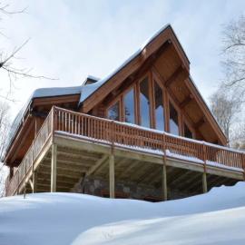 Chalet Rougeaud Cozy Waterfront Chalet with Hot Tub and Fire Pit, hotel a Saint-Faustin