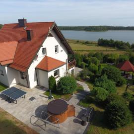 Dom na wzgórzu z widokiem na jezioro z balią i sauną
