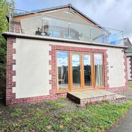Tranquil North Devon Lodge - 2BR, Countryside Views & Pool, High Bickington close to Umberleigh, Barnstaple, Bideford & Westward Ho