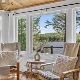 Cozy lakefront gem with amazing sunsets, hotel em Novar