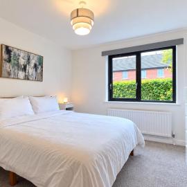 Stormont - Stunning 2 King Bedroom Apartment with Patio