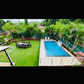 The Palm Villa - 4 Bhk ll Pvt pool ll Big garden ll Ac rooms ll WiFi ll Tv, hotel en Lonavala