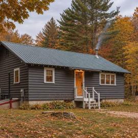 Spruce Cove Cabin - Midcentury Escape by Portsmouth, hotell sihtkohas Eliot