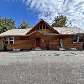 Leyland Lodge 4 Bedroom Log Cabin with 2 Master Suites! Close to Cherokee Casino