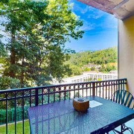 Central Condo Sleep 6 Balcony Shared Pool Hot Tub