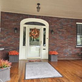 Aunt Beas Bungalow - Pets - hot tub - screen porch - wifi - fenced yard - king bed - town, Hotel in Berkeley Springs