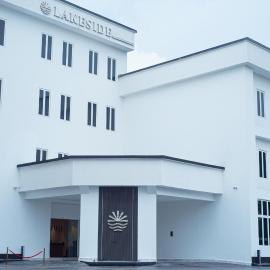 Lakeside Hotel By Pedestal
