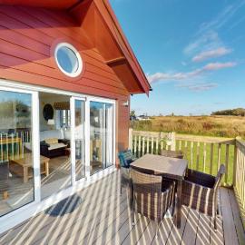 Lunas Lodge, 2 bedrooms with ensuites, parking nearby, 2 dogs welcome