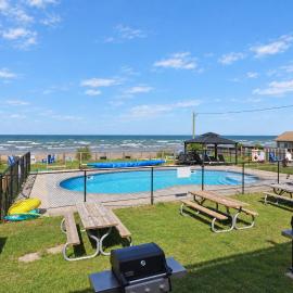 Shoreline Retreat -Beach Front -Wasaga Beach -Cottage -1