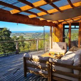 Earth Home Retreat with Sea & Valley Views, hotel di Motueka