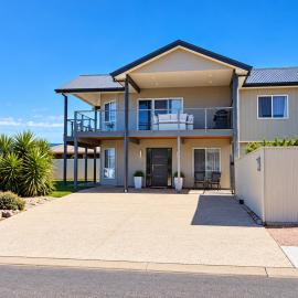 Agape Holiday Home Sea Views Pool Table and Family Fun, hotel in Wallaroo