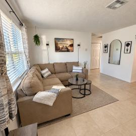 Casa Cruz Getaway - 2BR - Private Backyard Near Clearwater Beach