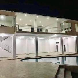 Casa Buda, moderna con piscina cerca de Parque la Rotonda y Jardín Botánico