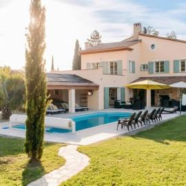 Casa-Manon grande maison de vacances avec piscine, hotel din Barjols