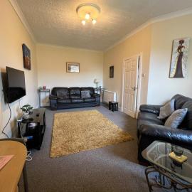 2-Bed Upper Flat Near Leven Station & Beach