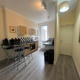 Large 80 sqm Corporate Duplex 3 Min Walk to Train Free Parking 2 Pro Dryers Dishwasher and WiFi