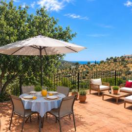 Charming Finca with Nature and Sea View, 30 min from Málaga, hotel v destinaci Moclinejo