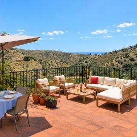 Charming Finca with Nature and Sea View, 30 min from Málaga, ξενοδοχείο σε Moclinejo