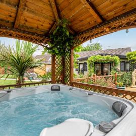 Detached property, beams, hot tub large garden، فندق في Broadwey