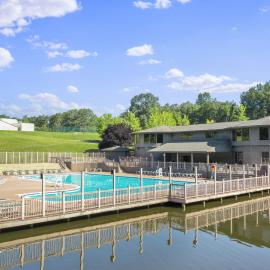 Dog-Friendly A-Frame with Hot Tub and Firepit、Hedgesvilleのホテル