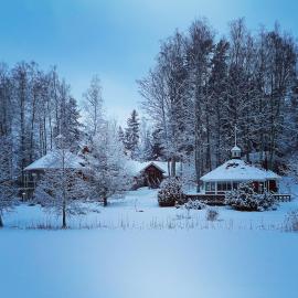 Majatalo Laiskanlinna Puujärven rannalla