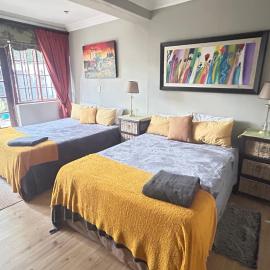 Artzy's Guest bedroom 1km to Olivedale Clinic، فندق في Northwold