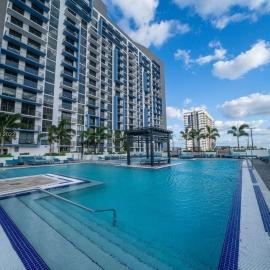 Free Parking Entire condo in Dawntown Doral, Hotel in Miami