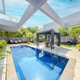 5BR Signature Pool Villa in Sharjah - Green Views, hotel i Sharjah