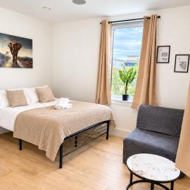 Cozy Studio Apartment - 7 Minutes Drive to Heathrow Airport Terminal 4 - Unlimited Wi-Fi - Sleeps 3 - Paid Parking